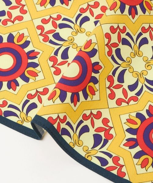 イエローの柄入りのハンカチ