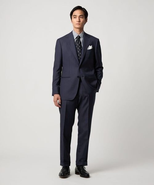 ネイビースーツを着た男性