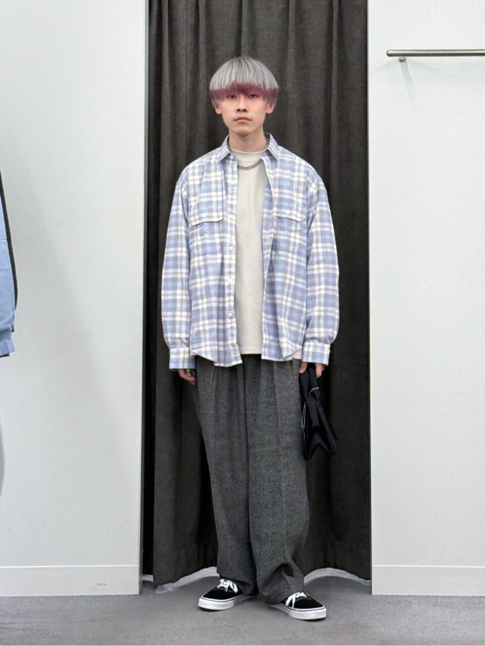 チェック柄シャツとシェフパンツのメンズコーデ