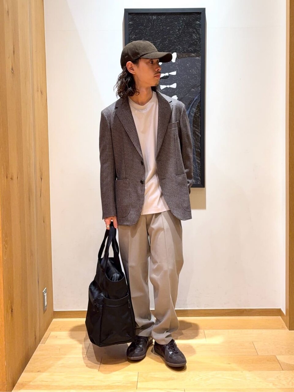 テーラードジャケットとイージーパンツのメンズコーデ