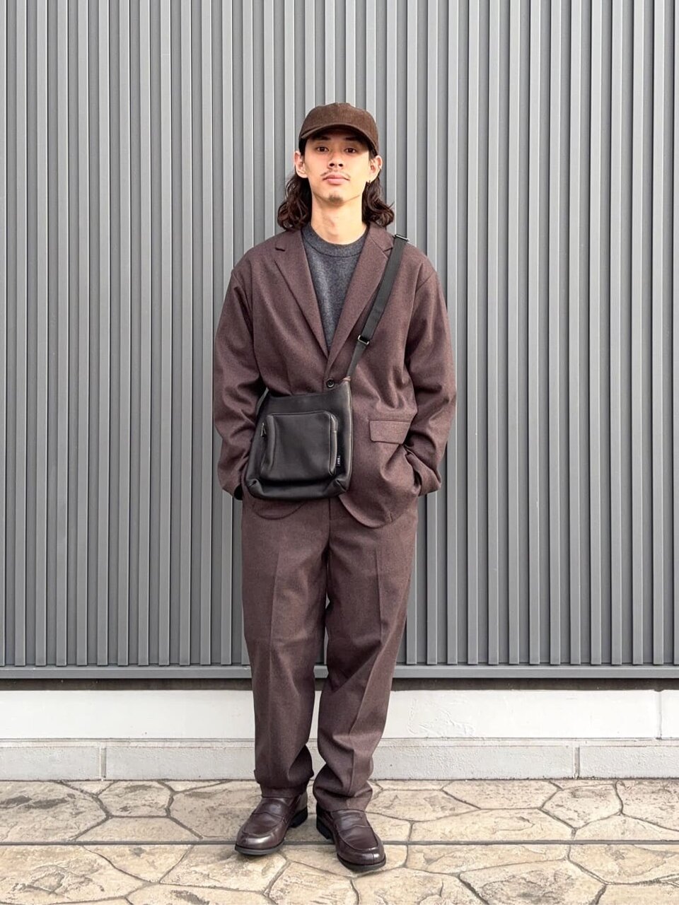 ジャケットとイージーパンツのメンズコーデ