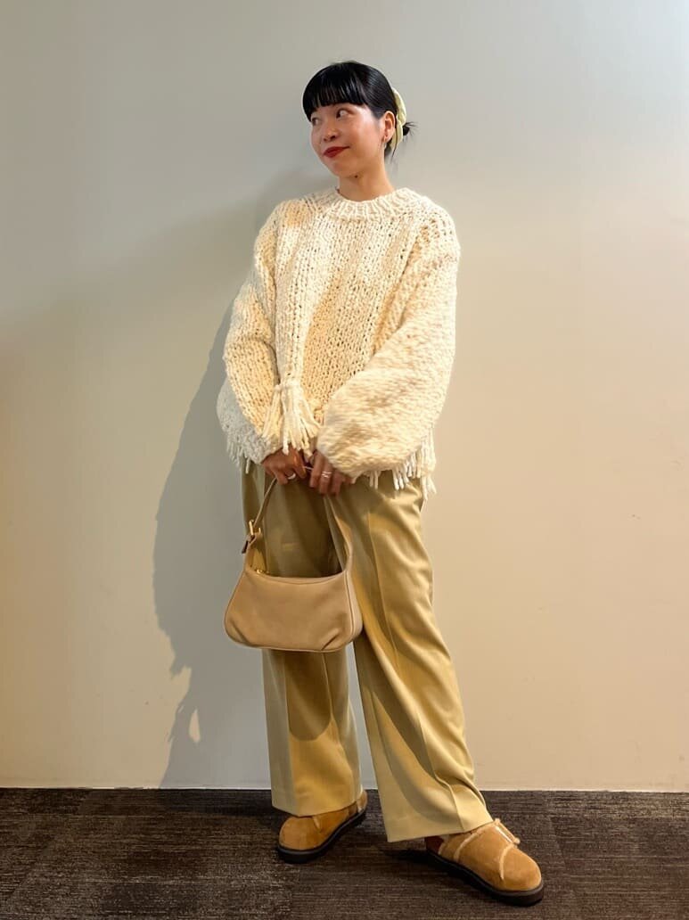 白のニットとベージュのパンツのコーデ