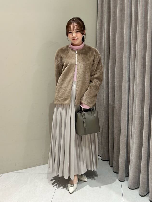 ピンクのニットとベージュのスカートのコーデ