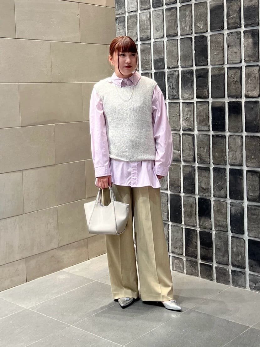 パープルのシャツとベージュのパンツのコーデ