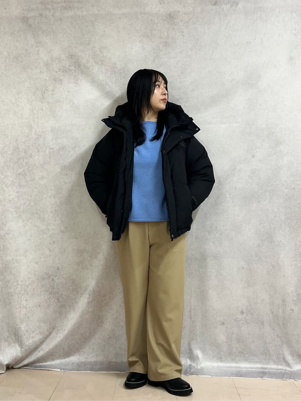 ブルーのニットとベージュのワイドパンツの冬コーデ