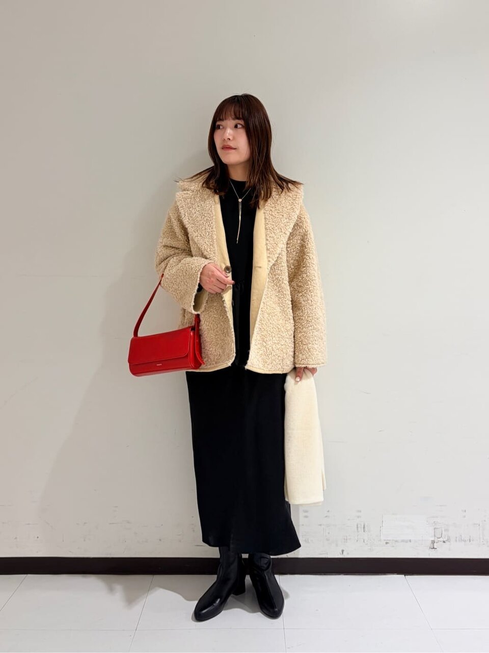 ベージュのコートと黒のスカートの冬コーデ