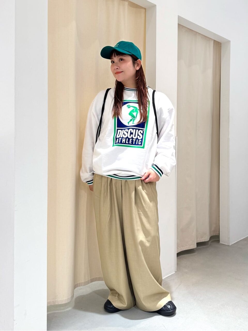 白のスウェットとベージュのパンツの春コーデ