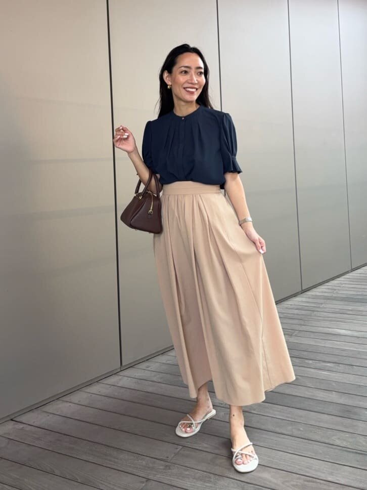 ネイビーのブラウスとベージュのスカートの夏コーデ