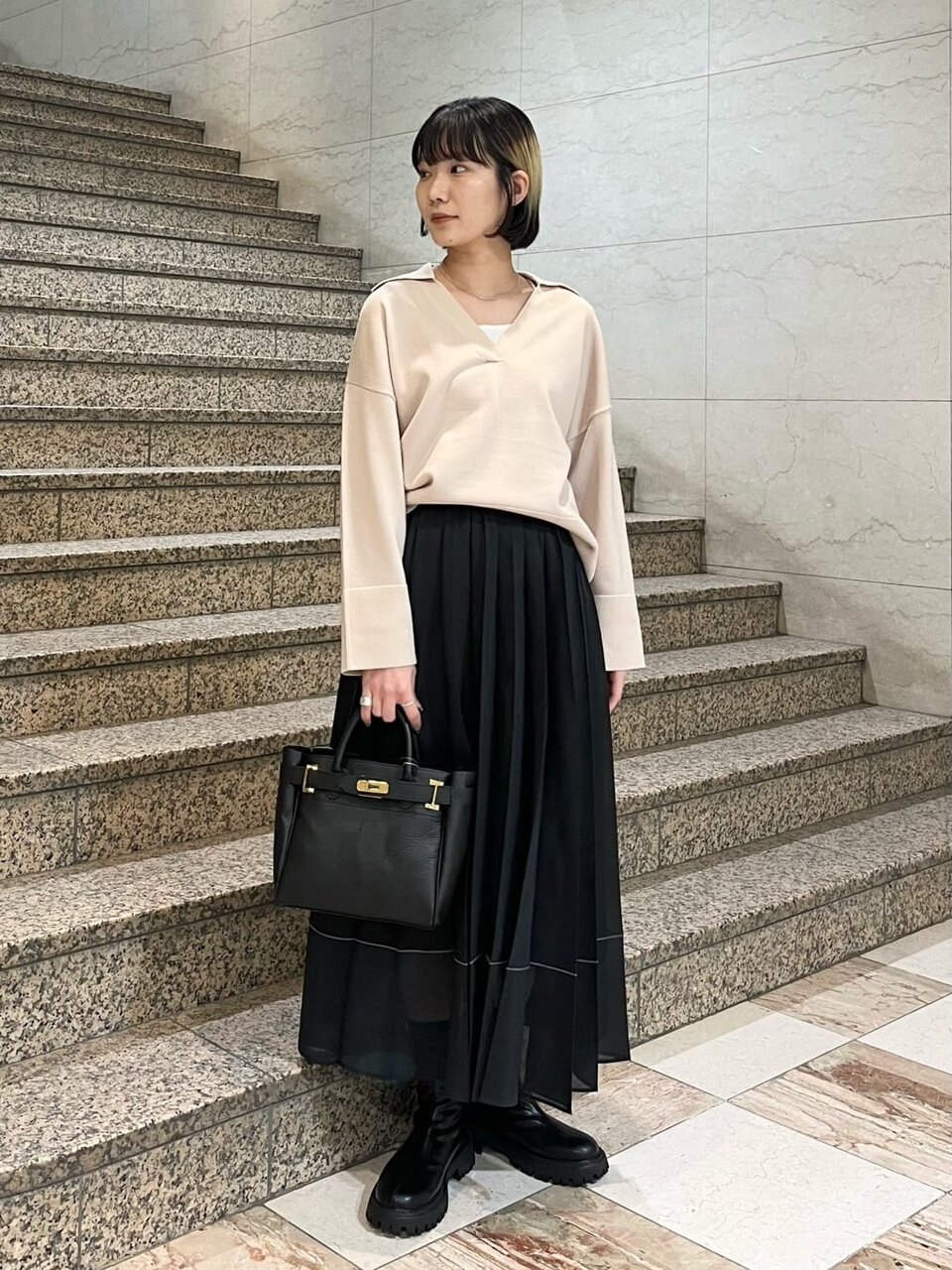 ベージュのニットと黒とスカートの秋コーデ