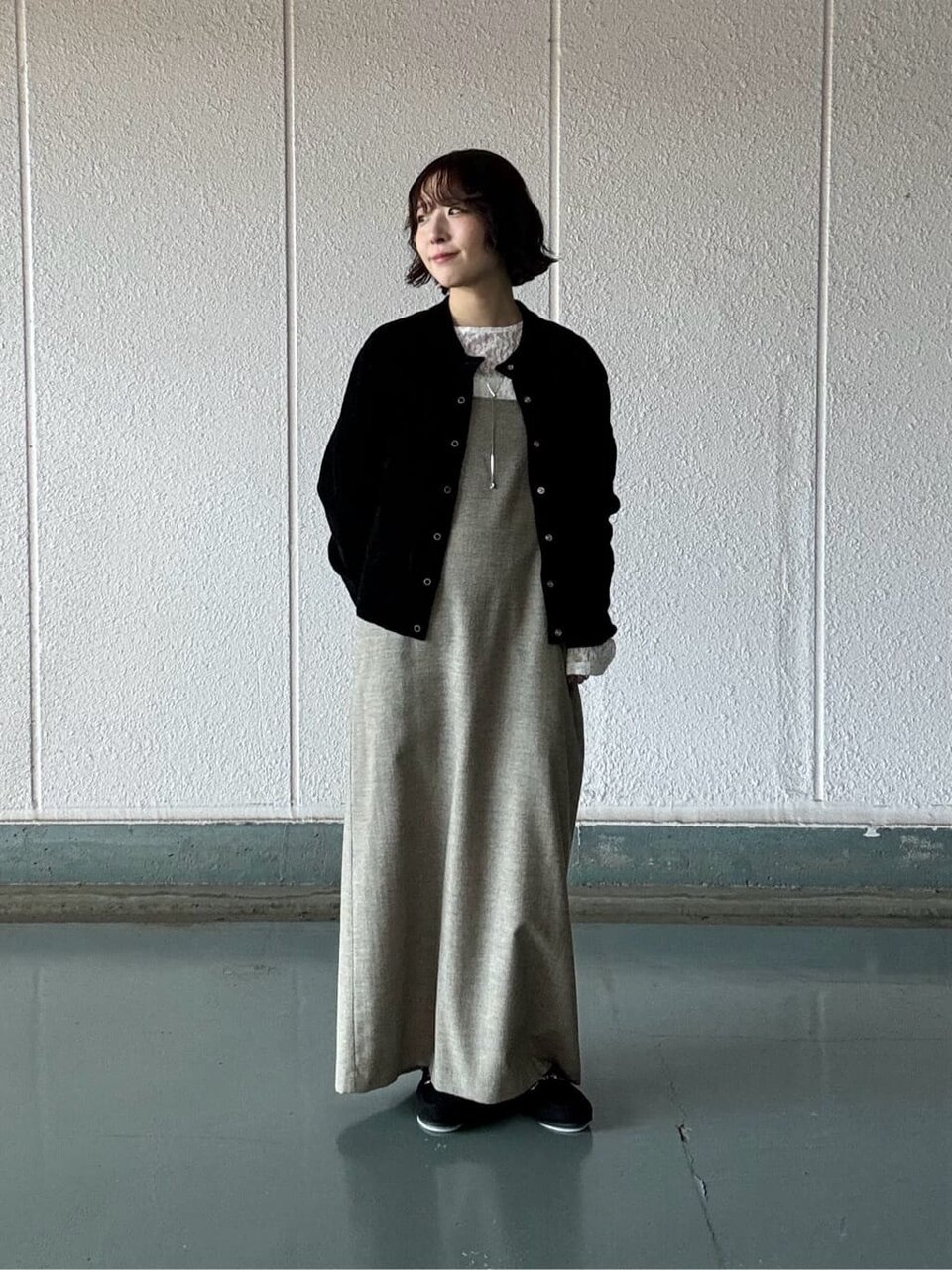 ベージュのキャミソールワンピースと黒のカーディガンの秋コーデ