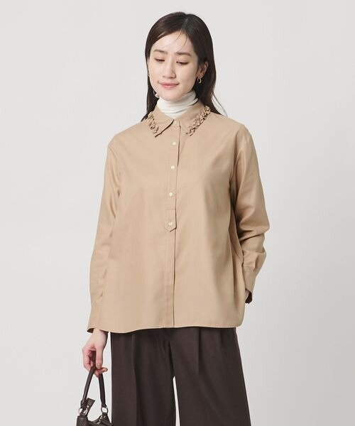 ベージュのシャツを着た女性