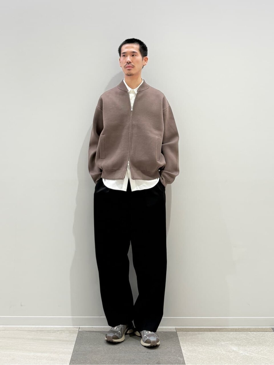 ニットブルゾンとワイドスラックスの最高気温20度メンズコーデ