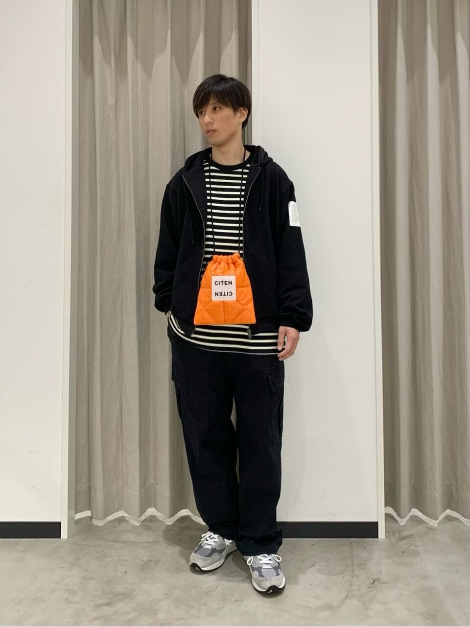 パーカーとカーゴパンツの最高気温20度メンズコーデ