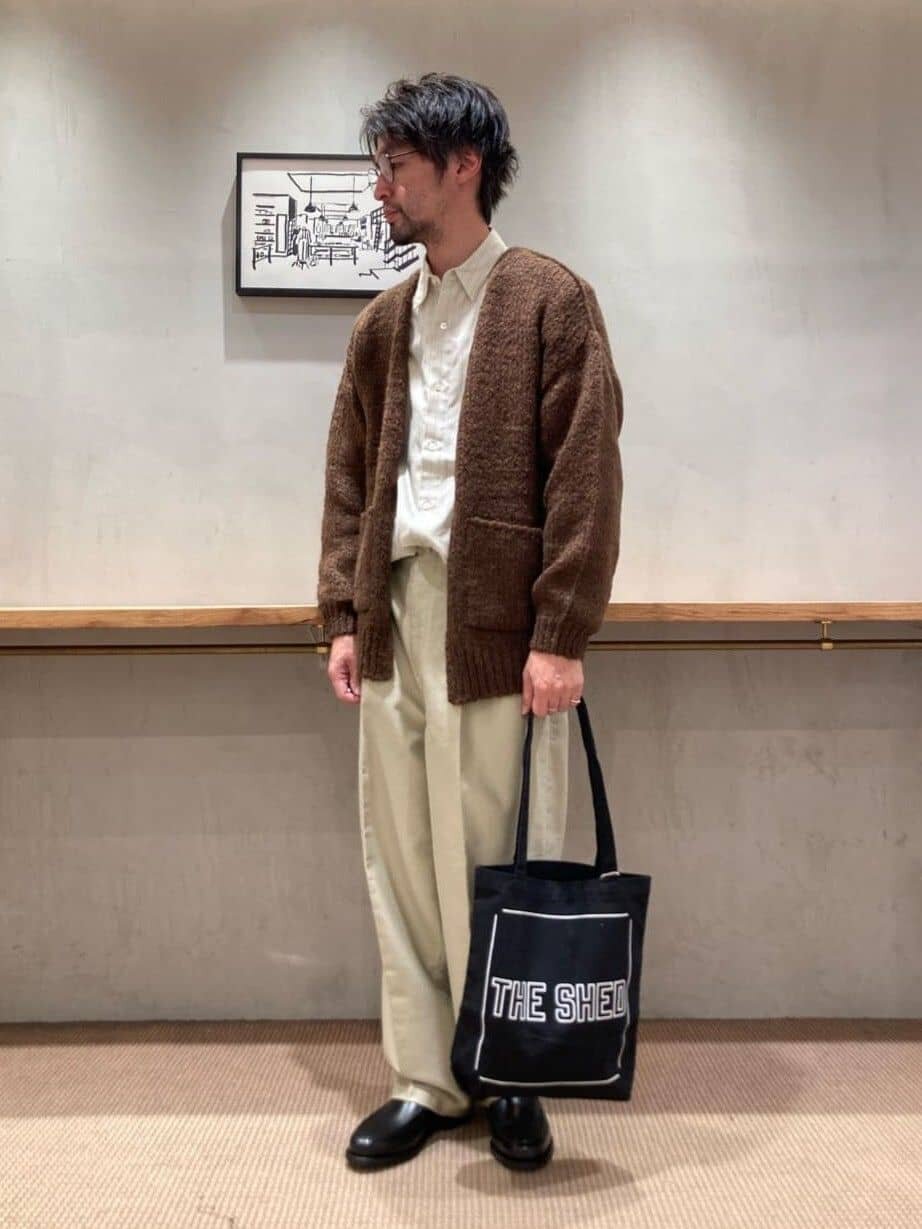 カーディガンとスラックスの最高気温20度メンズコーデ