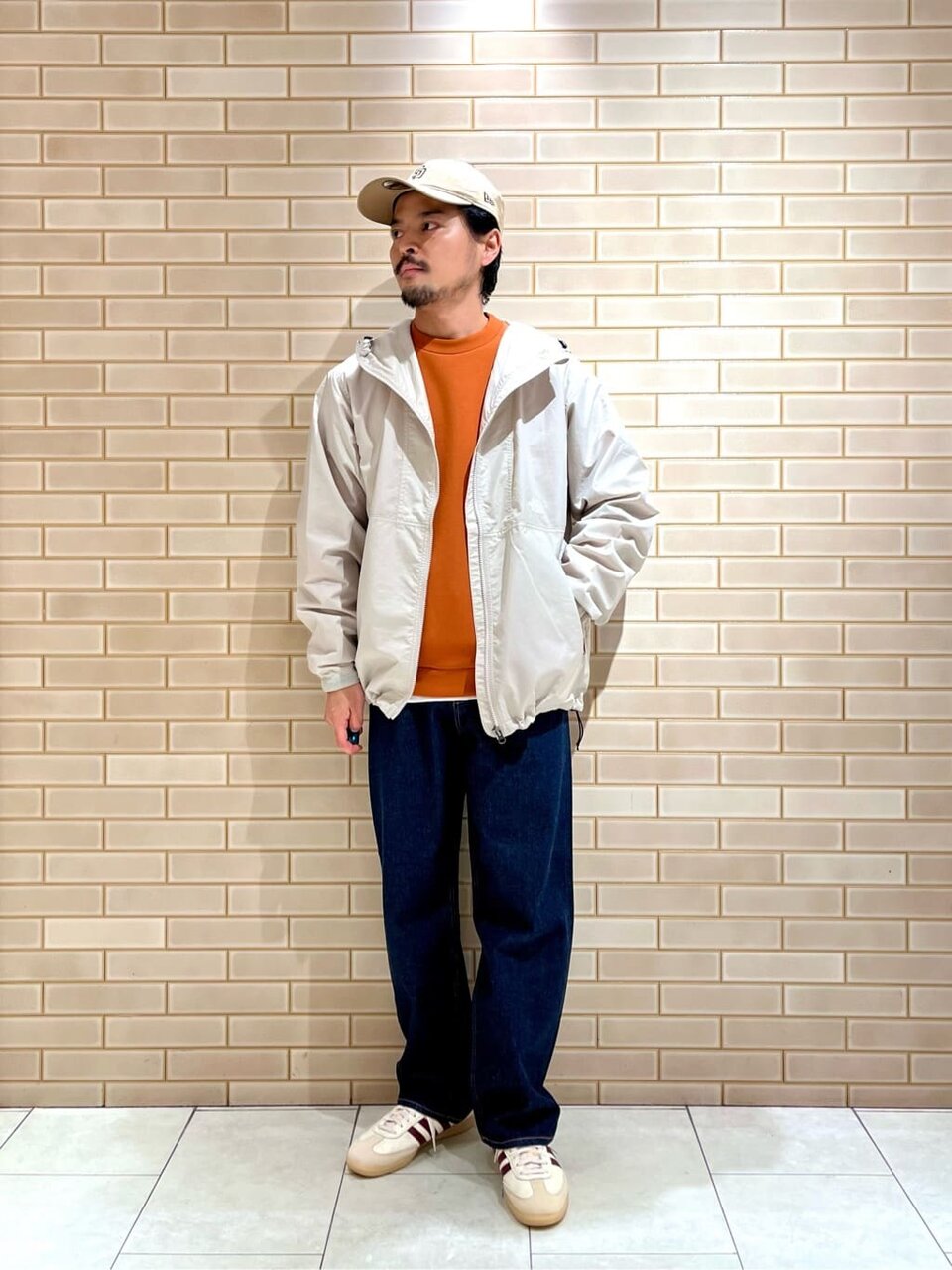 シェルジャケットとデニムパンツの最高気温20度メンズコーデ