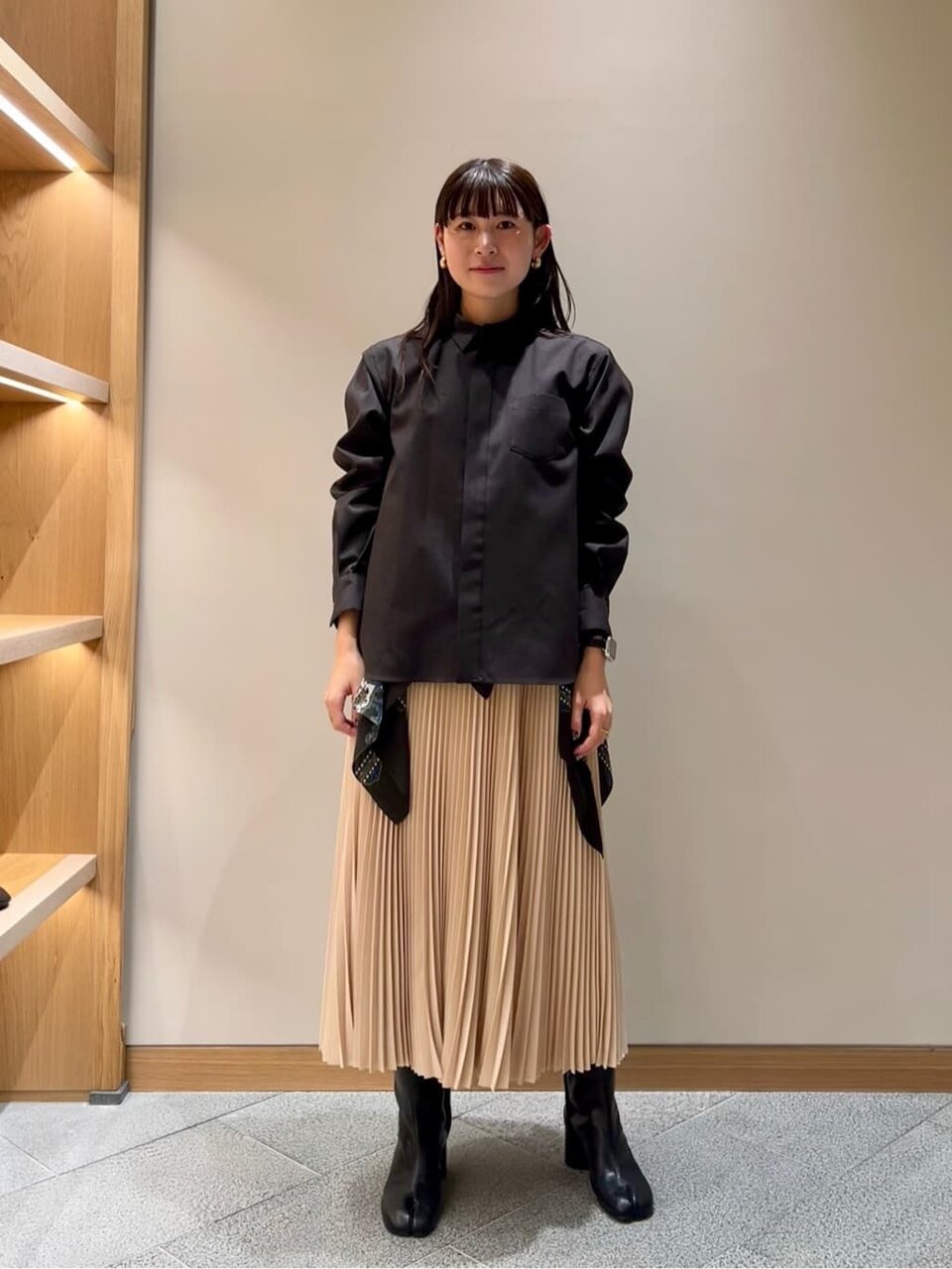 シャツとプリーツスカートを着た女性