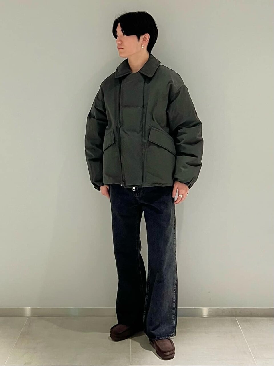 ダウンジャケットを着た男性