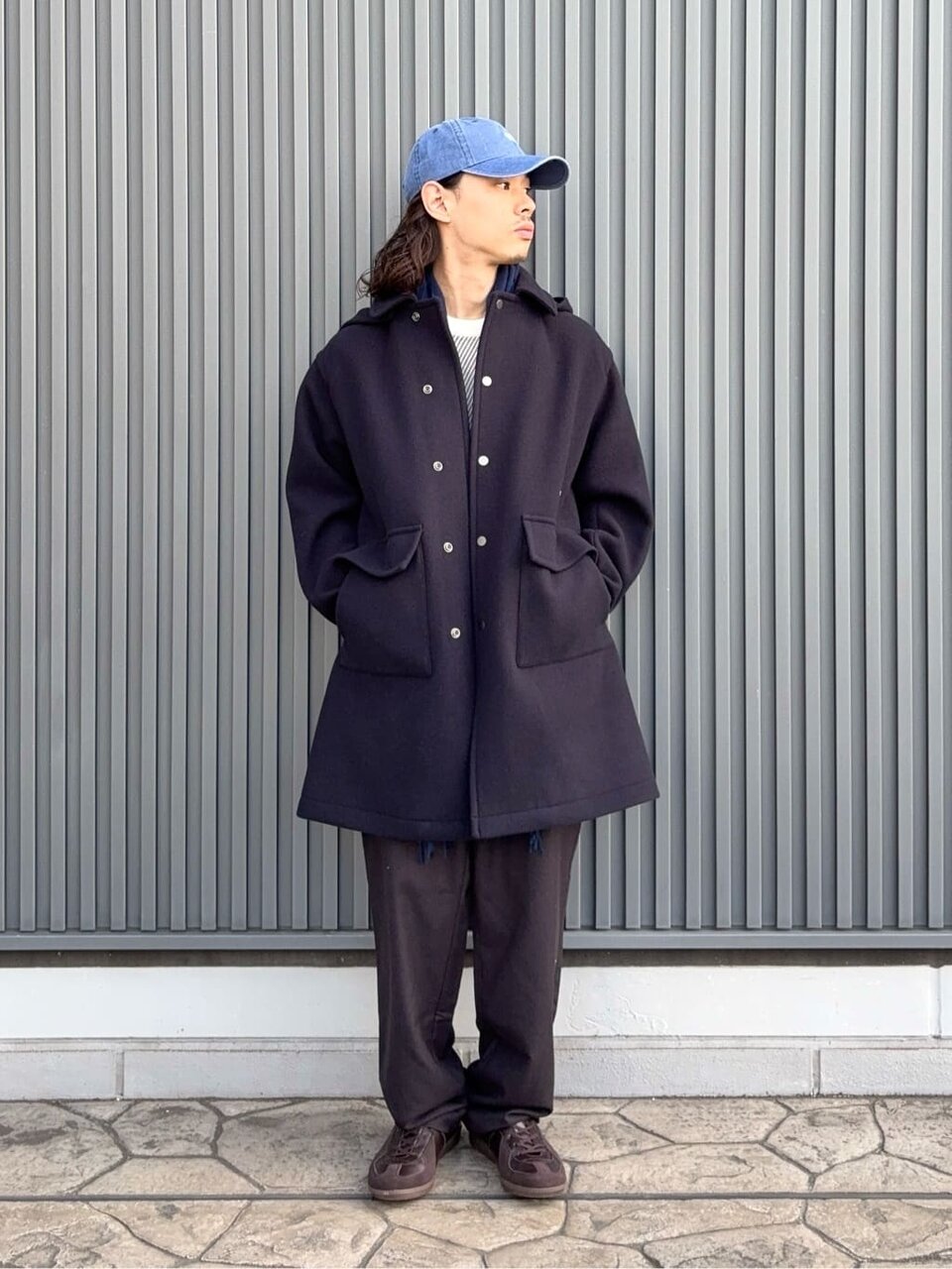 ダッフルコートを着た男性