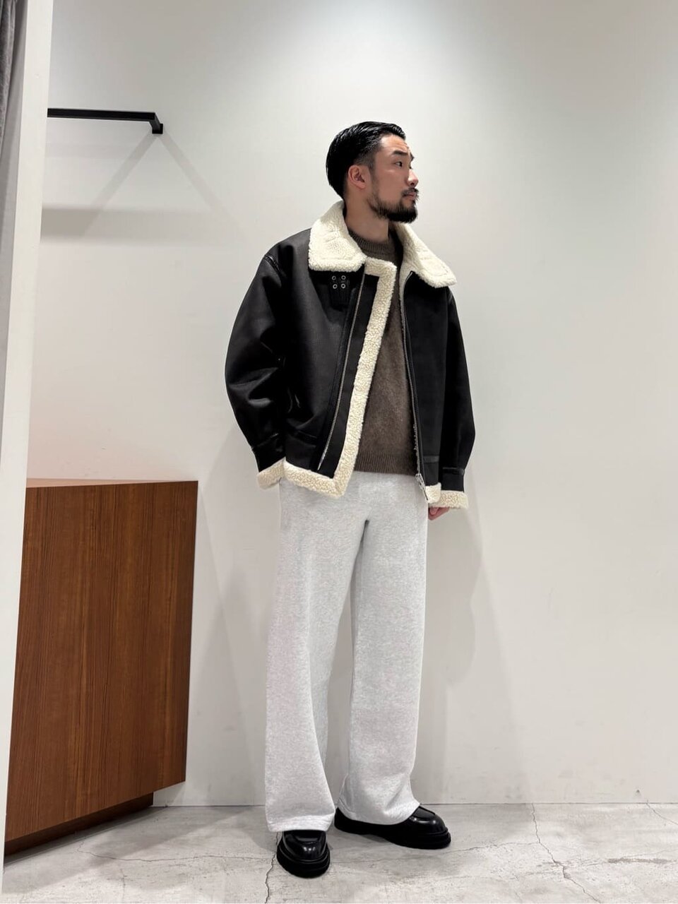 ボアジャケットとスウェットパンツを着た男性