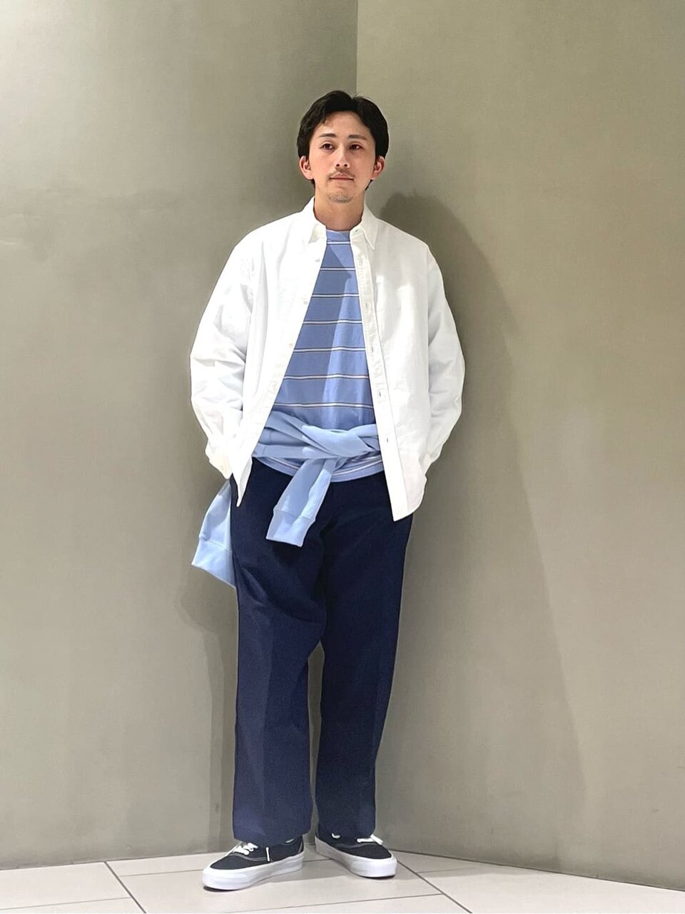 ボタンダウンシャツとワークパンツを着た男性