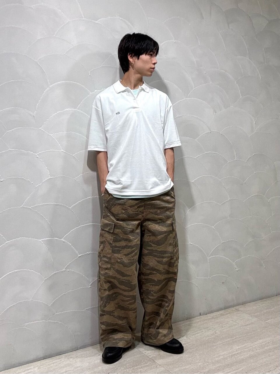ポロシャツとカーゴパンツを着た男性