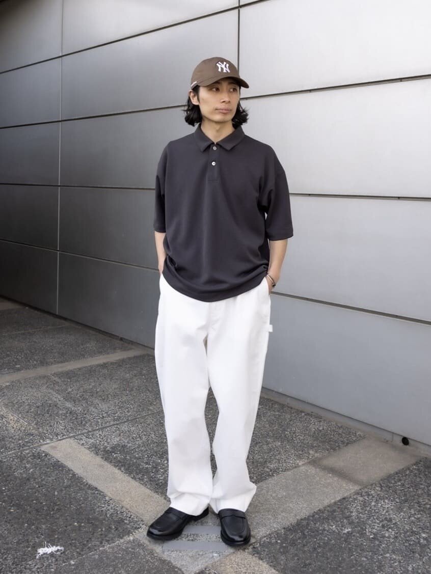 ポロシャツとペインターパンツを着た男性