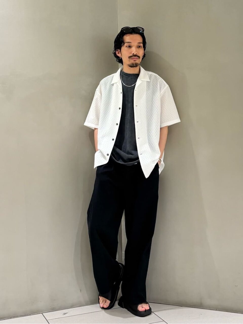 シャツとワイドデニムを着た男性