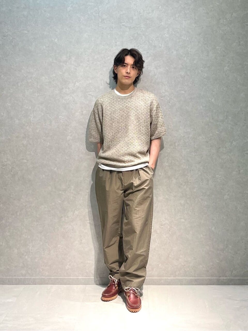 ニットとイージーパンツを着た男性