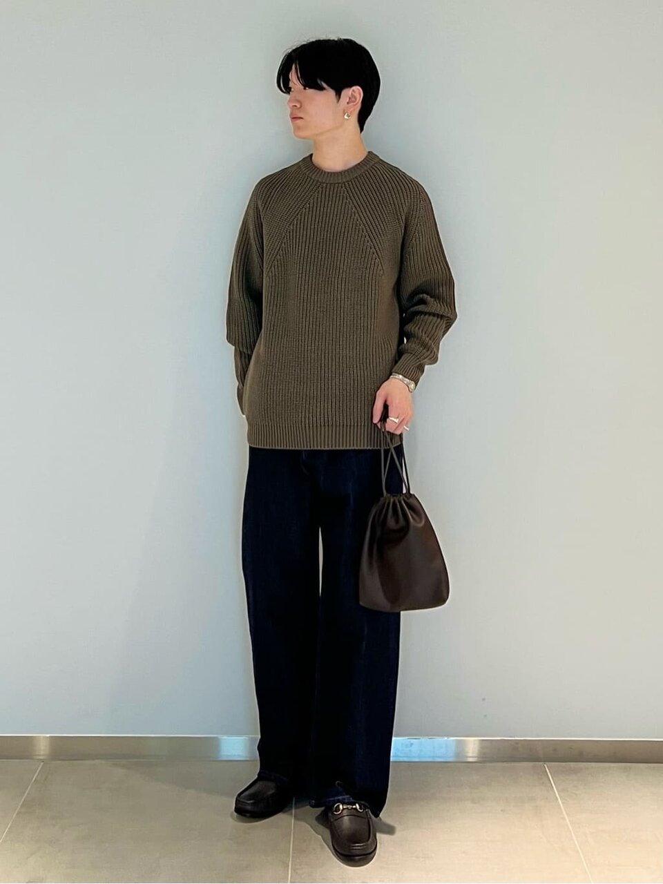 ニットとデニムを着た男性