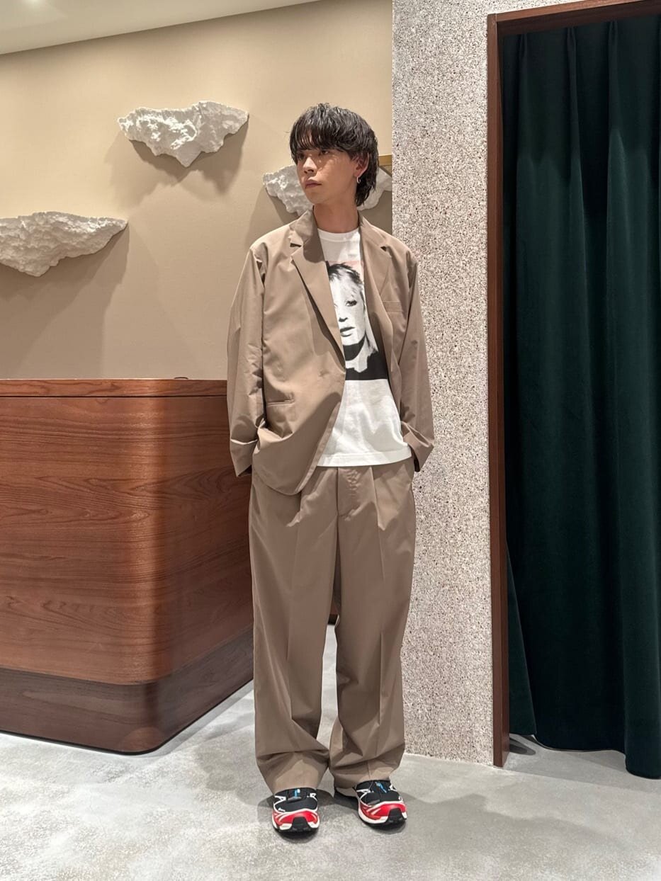 セットアップを着た男性