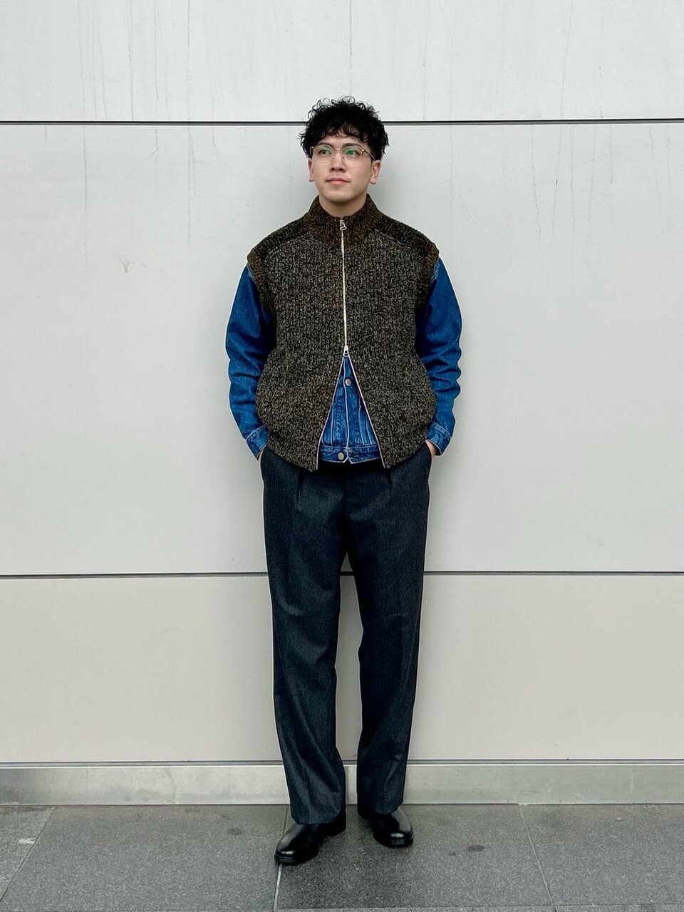 ニットベストを着た男性