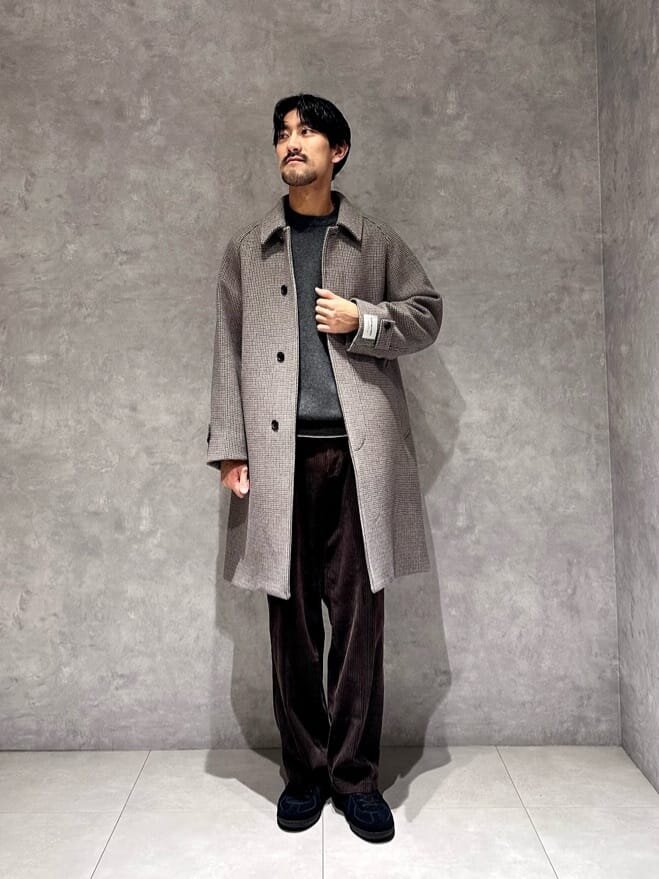 ステンカラーコートを着た男性
