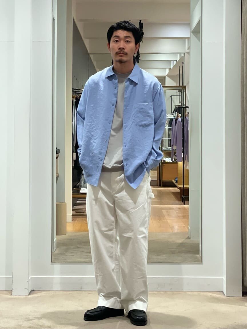 ブルーのシャツとペインターパンツを着た男性