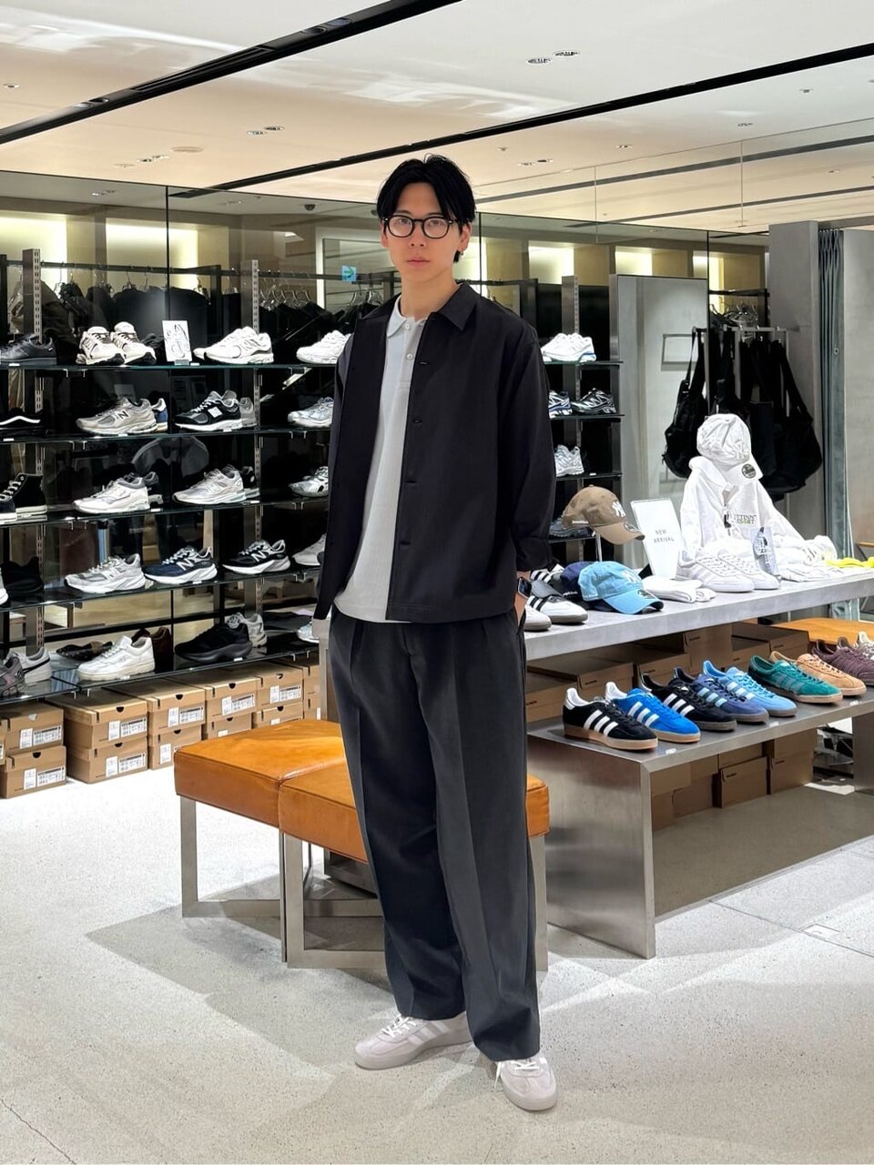 シャツジャケットとスラックスを着た男性