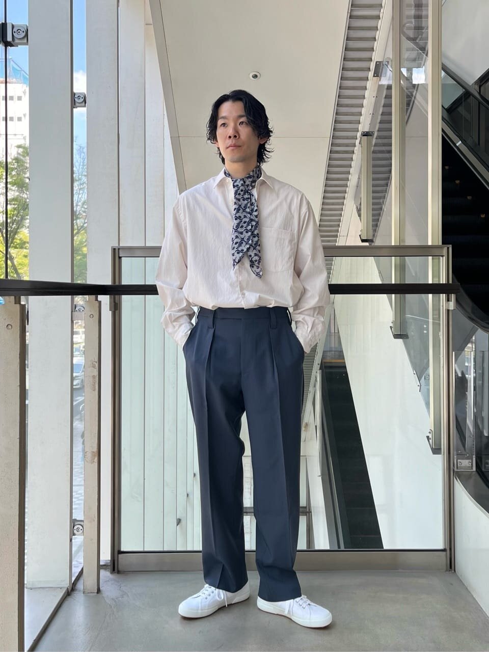 白シャツとトラウザーを着た男性