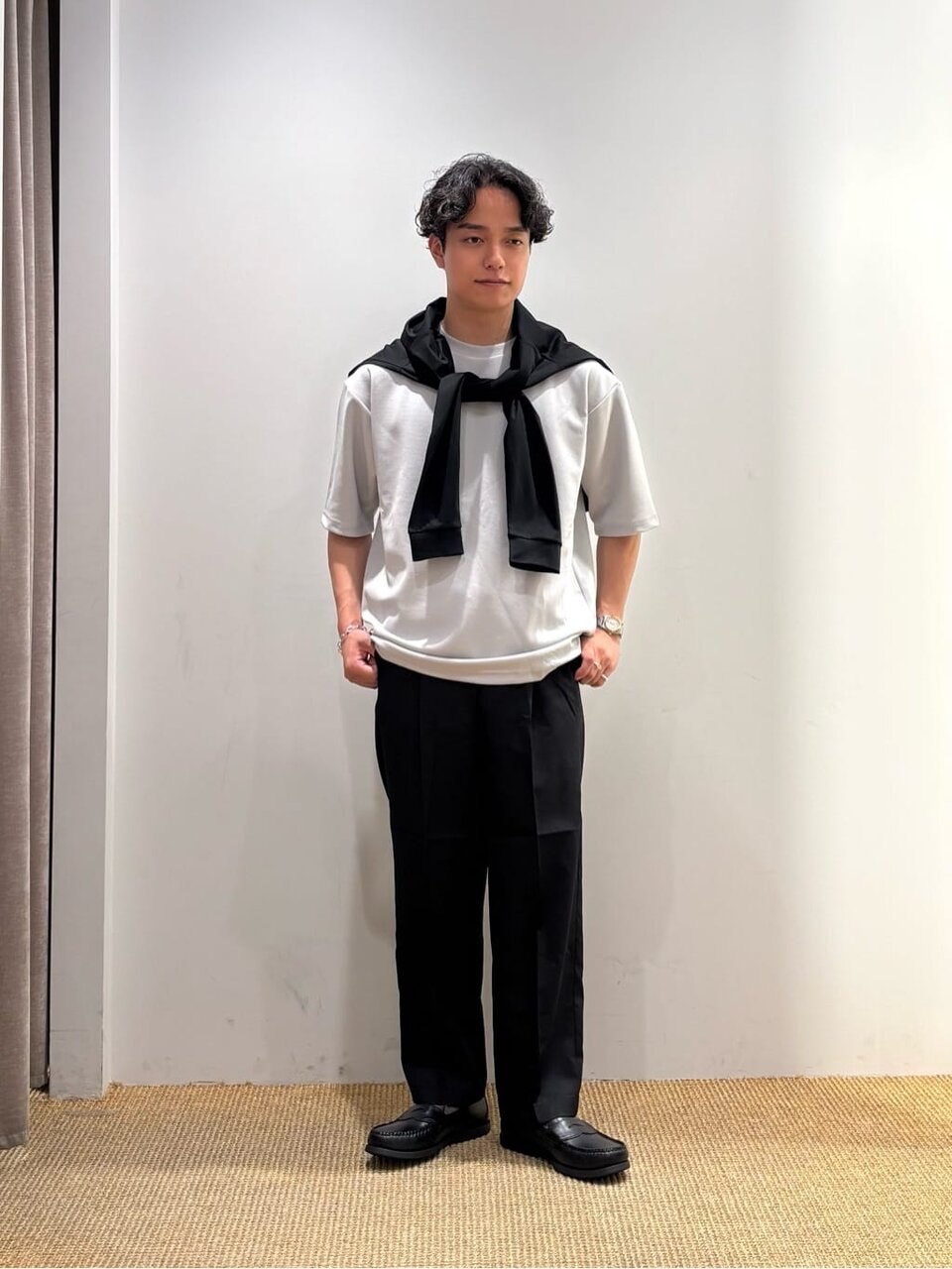 Tシャツとイージーパンツを着た男性