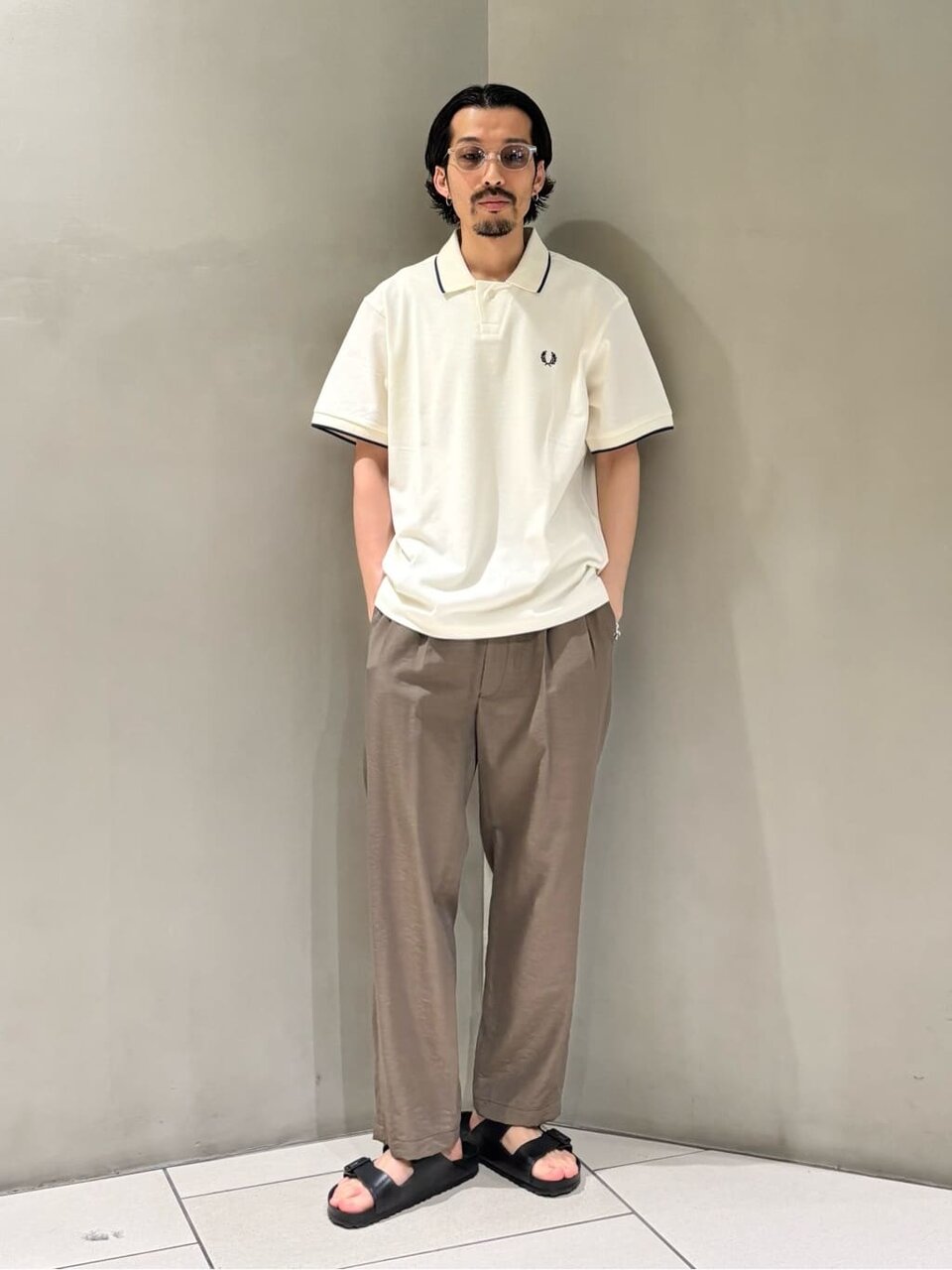 ポロシャツとシャンブレーパンツを着た男性