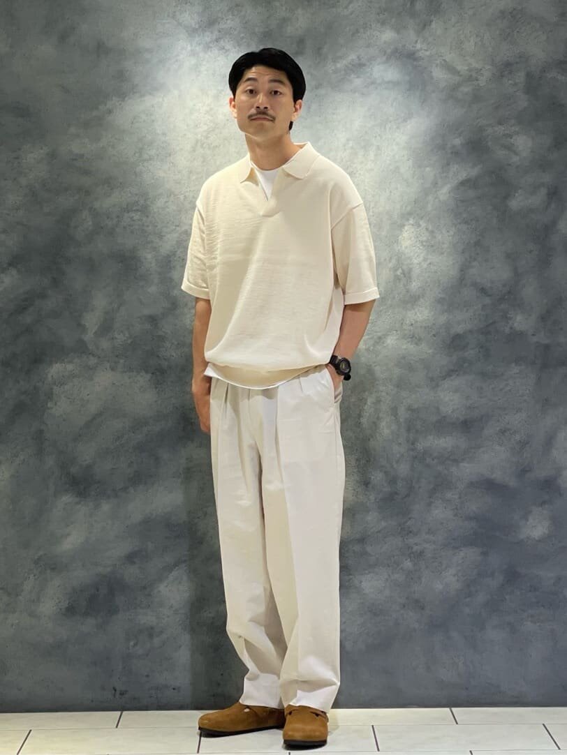 ポロシャツとスラックスを着た男性