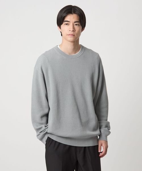 コットン素材のニットを着た男性