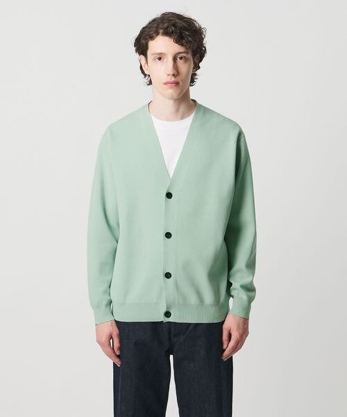 カーディガンを羽織った男性