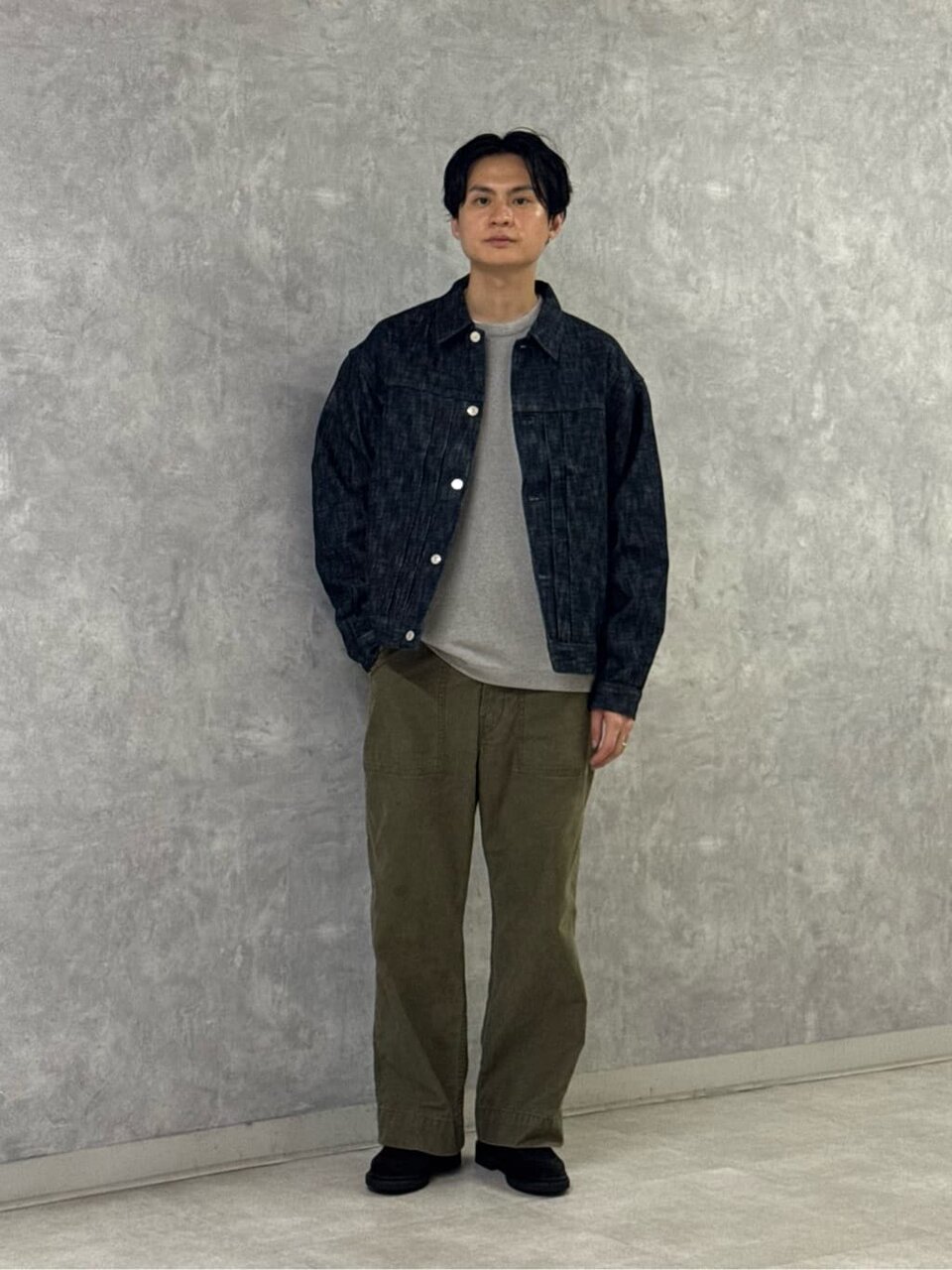 デニムジャケット×ベイカーパンツのコーデ