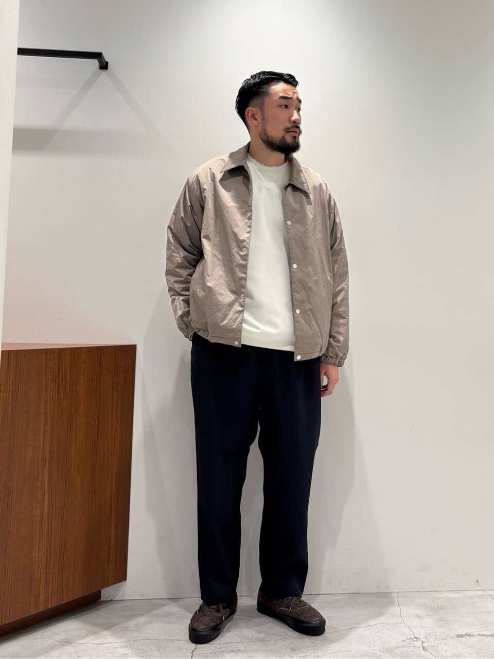 コーチジャケット×スラックスのコーデ