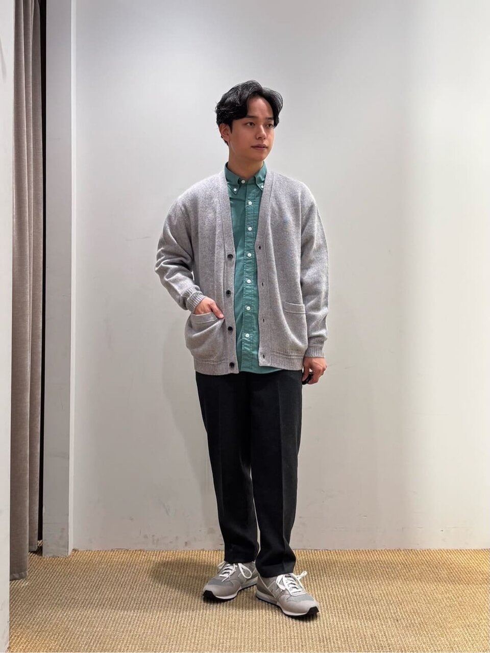 シャツ×カーディガンのコーデ