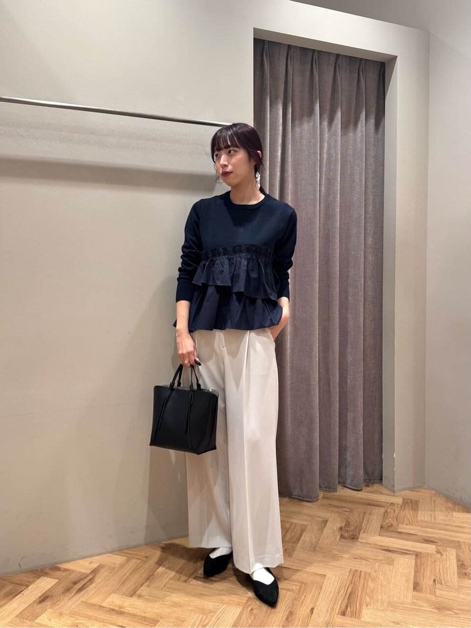 ティアードニットを着た女性