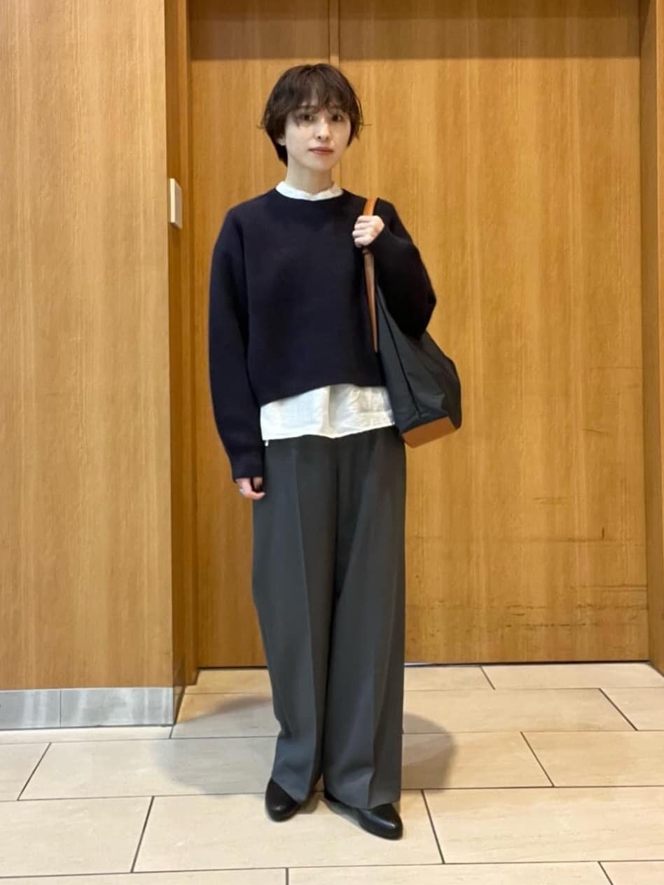 ショート丈ニットを着た女性