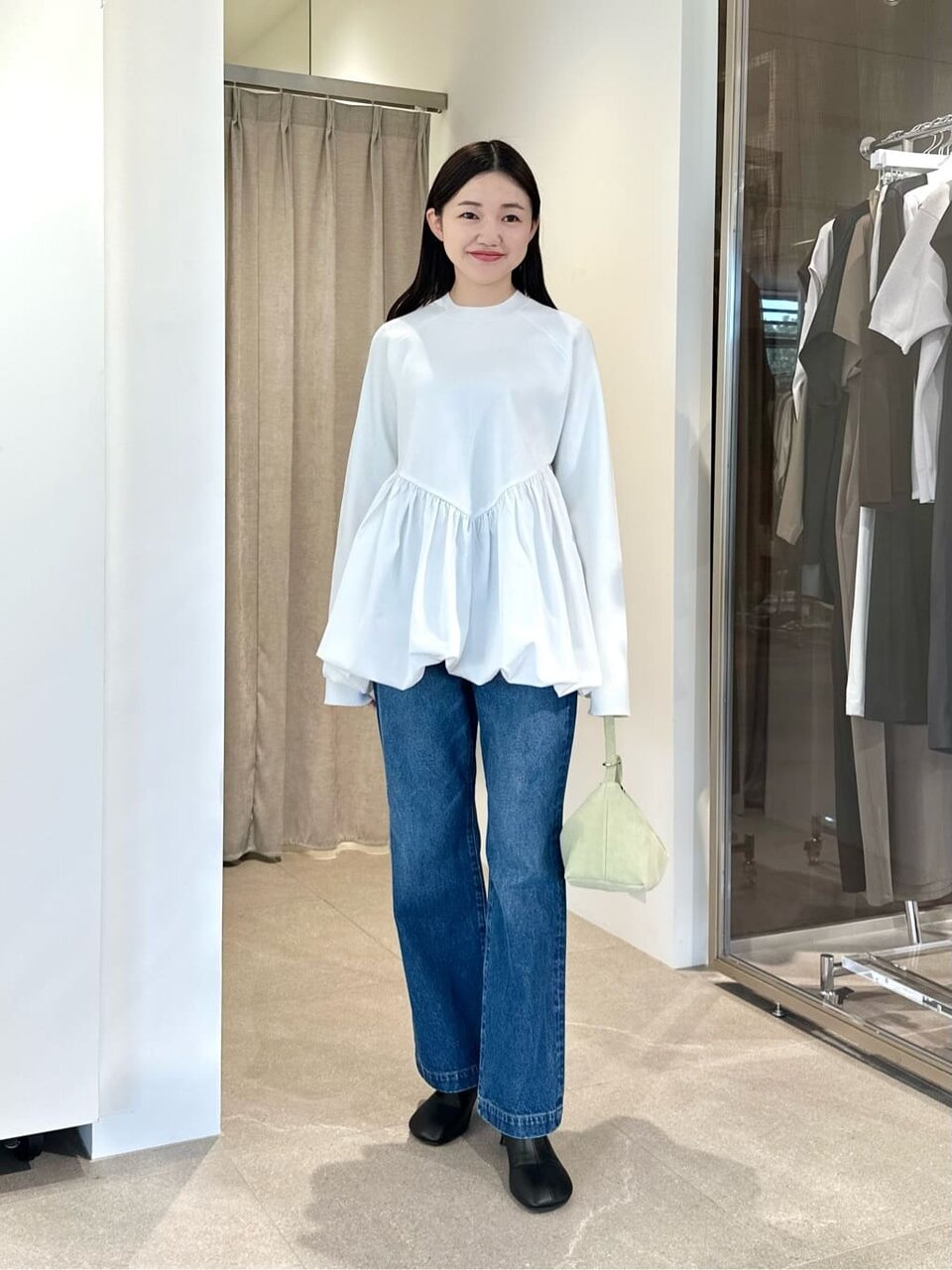 バルーンニットを着た女性