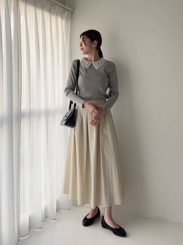 レース襟ニットを着た女性