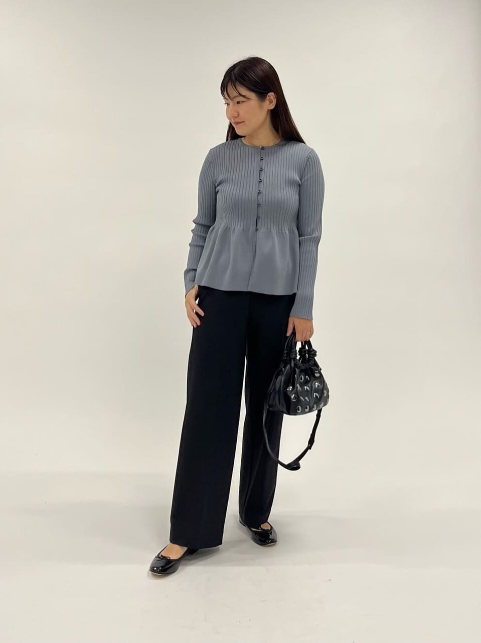 ペプラムニットを着た女性