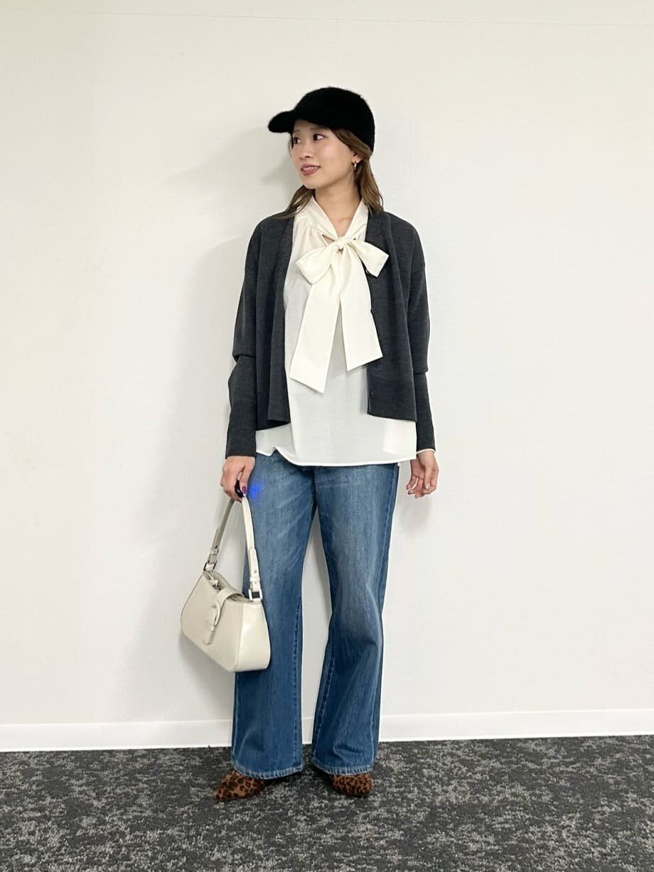 ボウタイブラウスを着た女性