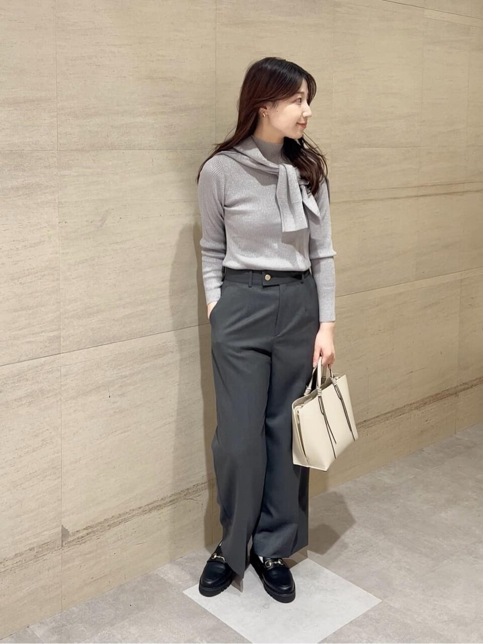 ボトルネックニットを着た女性